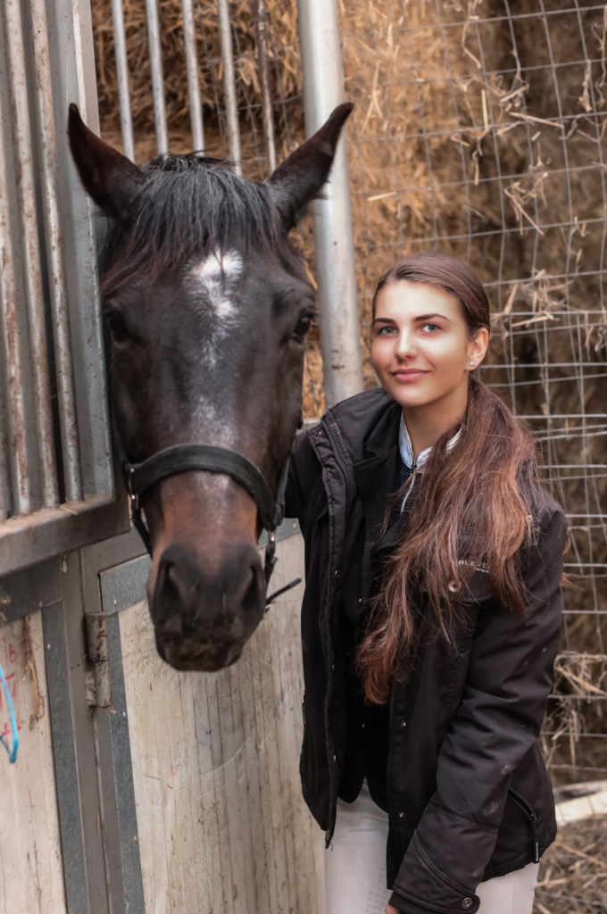 Dřevěné pelety EQWOOD návod k použití ve stájí